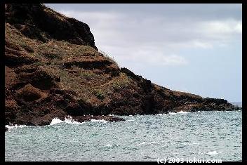 maui south onelui black sand cliffs